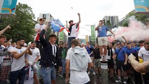 Milhares de adeptos junto ao estádio de Wembley: ingleses em maioria... e há quem peça bilhetes