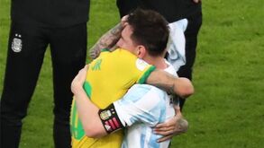 Neymar: «Fico muito triste por ter perdido, mas Messi é f...!»