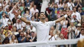 Djokovic iguala Federer e Nadal e avisa que não vai 