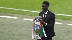 Éder em grande na cerimónia de encerramento do Euro'2020: subiu ao relvado e levantou a taça