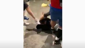 Cenas de violência extrema dentro de Wembley: houve adeptos pontapeados na cabeça