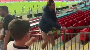 Assim nascem os ídolos: Grealish foi até à bancada e deixou jovem adepto inglês sem palavras