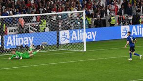 Pickford voltou a usar 'cábulas' na garrafa de água para defender os penáltis