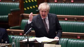 Boris Johnson quer autores de insultos racistas fora dos estádios
