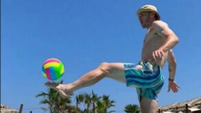 De calções de banho e com uma bola insuflável: Gosens não deixou Uli Hoeness sem resposta