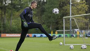 'Gigante' para a baliza: holandês pode tornar-se no mais alto de sempre a jogar na Premier League