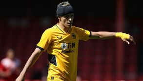 Raúl Jiménez volta a jogar oito meses depois: mexicano atua com proteção na cabeça