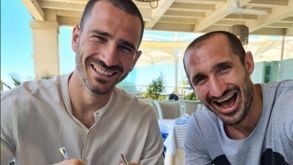 Bonucci e Chiellini até fazem dupla a... comer massa nas férias