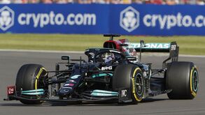 Lewis Hamilton vence GP da Grã-Bretanha após acidente na 1.ª volta com Verstappen
