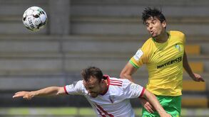 Kaká em disputa de bola frente ao Vilafranquense