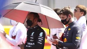 Lewis Hamilton: «Verstappen não tem de ser tão agressivo»