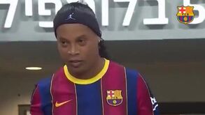 Ronaldinho voltou a jogar pelo Barcelona e a reação dos adeptos diz tudo