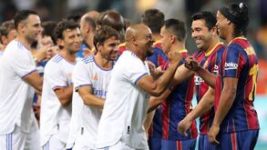 Figo de um lado, Deco do outro: parada de estrelas no Barcelona-Real Madrid em Israel
