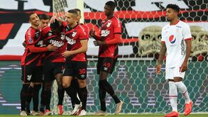 António Oliveira conduz Athletico Paranaense aos 'quartos' da Taça Sul Americana 