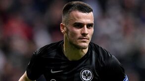 Kostic na mira de José Mourinho