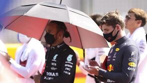 Adeptos holandeses estão a organizar movimento para... atirar tomates a Lewis Hamilton 