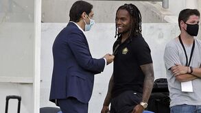 Renato Sanches à conversa com Rui Costa e Jorge Jesus antes do Benfica-Lille