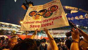 «Cancelem os Jogos, salvem vidas»: centenas em protesto durante cerimónia de arranque de Tóquio'2020
