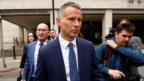 Giggs acusado de pontapear ex-mulher e deixá-la nua à porta de um quarto de hotel em Londres