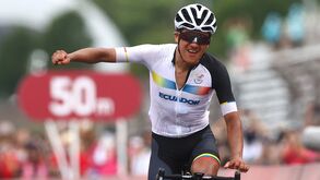 Carapaz sagra-se campeão olímpico de ciclismo de fundo e João Almeida fecha em 13.º