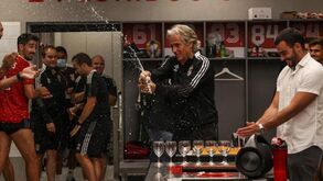 Jorge Jesus faz anos e no balneário do Benfica festejou-se assim