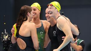 Australianas juntam ouro ao novo recorde mundial dos 4x100 metros livres