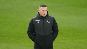 Rooney apanhado com três mulheres em quarto de hotel: são muitas as imagens comprometedoras