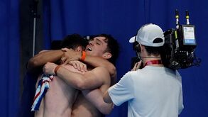 Dupla britânica surpreende chineses e alcança ouro nos saltos para a água