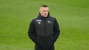 Continuam os problemas para Rooney: agora lesionou a estrela do Derby County no treino