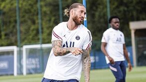 Sergio Ramos sofre lesão e vai desfalcar o PSG na Supertaça