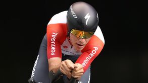 João Almeida acaba contrarrelógio em 16.º, Roglic arrasa tudo e todos