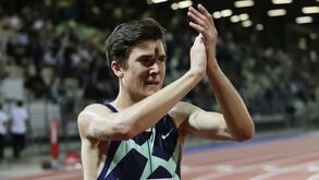 Ingebrigtsen abdica dos 5.000 metros e resume-se aos 1.500 nos Jogos