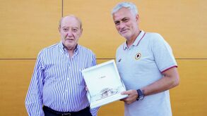 Pinto da Costa entregou esta lembrança a José Mourinho antes do FC Porto-Roma