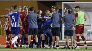 Novas imagens da confusão no FC Porto-Roma: dragões apontaram dedo ao adjunto de Mourinho