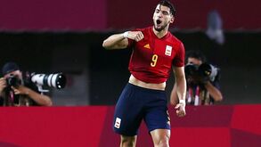 Rafa Mir, a tábua de salvação de Espanha que tem a mãe a decidir-lhe os destinos