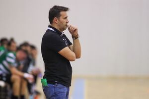 Treinador Ricardo Costa assina por quatro anos e vai orientar os seus dois filhos, Francisco e Martim