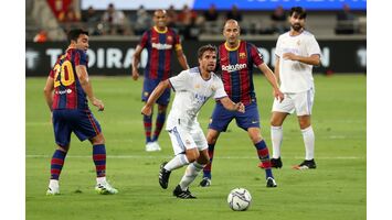 Ronaldinho Gaúcho dá show em jogo de lendas de Barcelona e Real Madrid