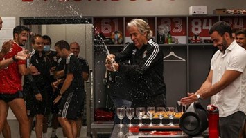 Jorge Jesus Faz Anos E No Balneario Do Benfica Festejou Se Assim Benfica Jornal Record