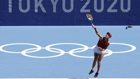 Jogos dos torneios de ténis começam quatro horas mais tarde devido ao calor  - Ténis - Jornal Record