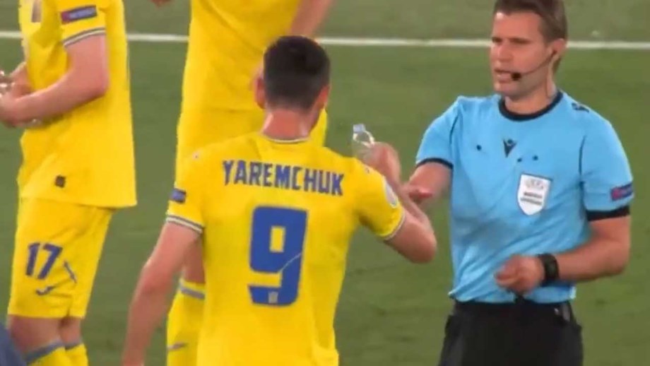 Uma garrafa, Yaremchuk e o árbitro do Ucrânia-Inglaterra: o momento que 'agita' as redes sociais