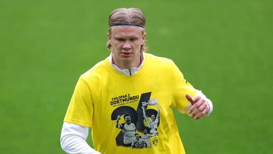 Haaland autografa camisola de jovem adepto durante o Dortmund-Ath. Bilbao