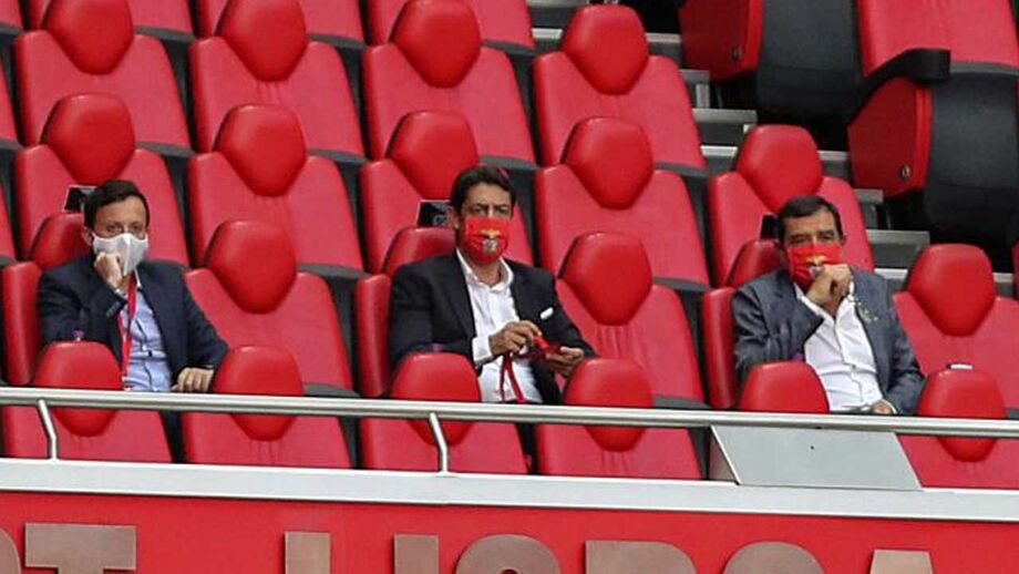 Rui Costa ficou na segunda fila na tribuna da Luz
