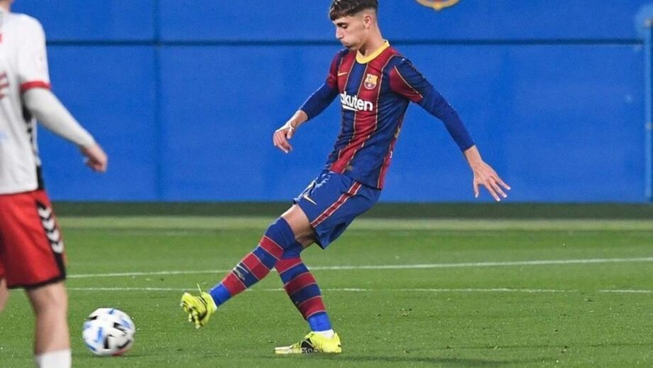 O passe de Essien também é qualquer coisa...