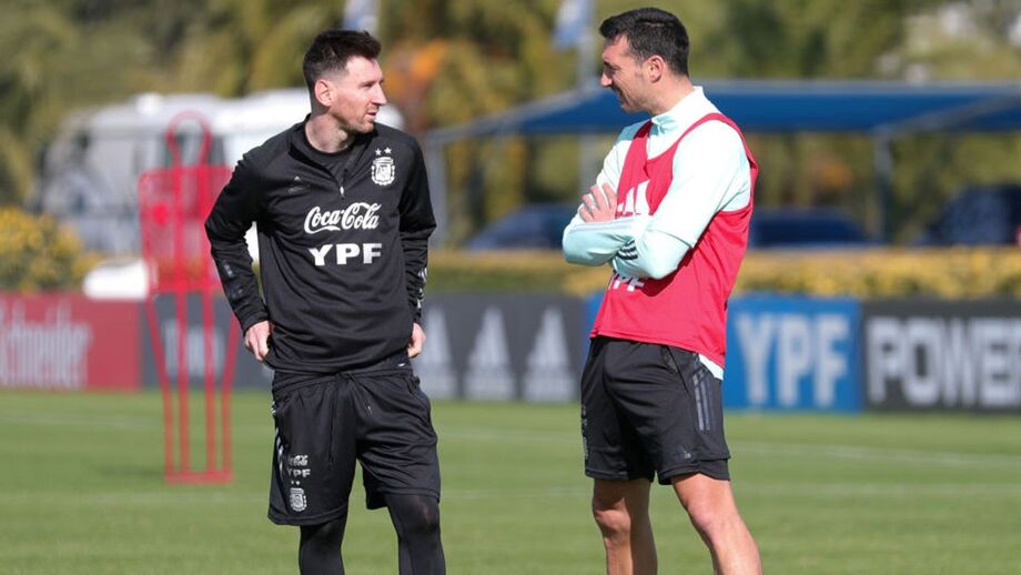 Messi à conversa com Scaloni no treino da Argentina