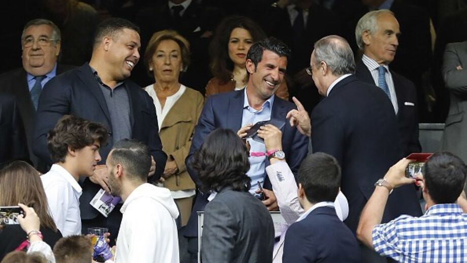 Luís Figo com Florentino Pérez no Estádio Santiago Bernabeu em Madrid