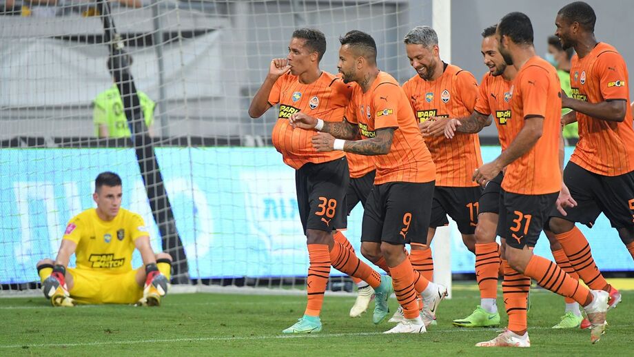 Brasileiro ex-Benfica fechou as contas no triunfo (3-0) em Lviv