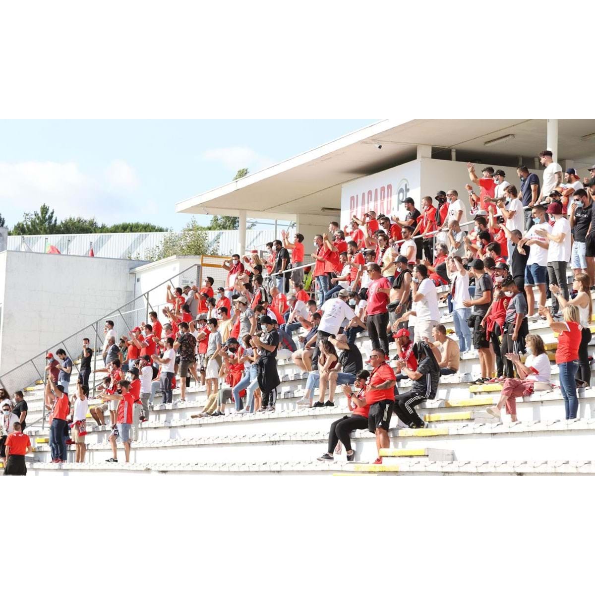 Pote de fumo de adeptos do Benfica origina multas às águias e ao Moreirense - Moreirense foto