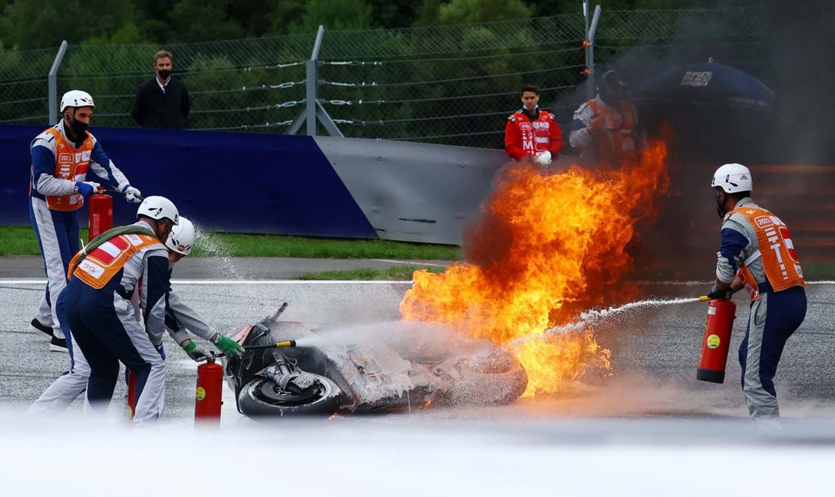 Motas a arder na pista forçaram interrupção do GP da ...