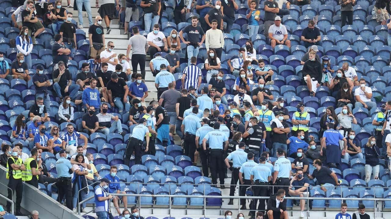 Polícia carregou sobre adeptos e claque do Sporting após o jogo de hóquei  com o Benfica - Vídeos - Jornal Record