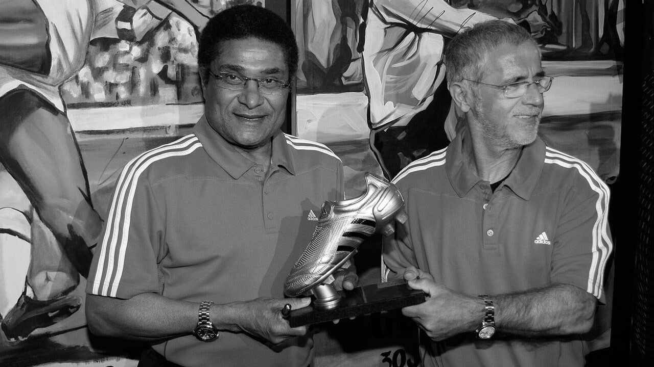 Müller, aqui ao lado de Eusébio em 2010, partiu aos 75 anos